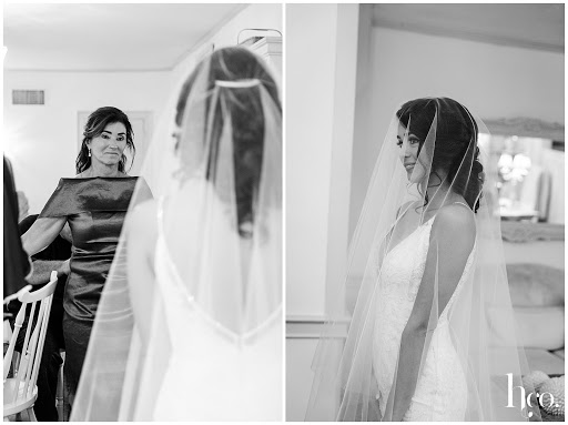 brides first look with mom 
