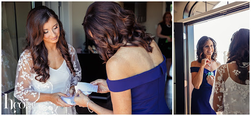 bride exchanging gifts with mom on wedding day
